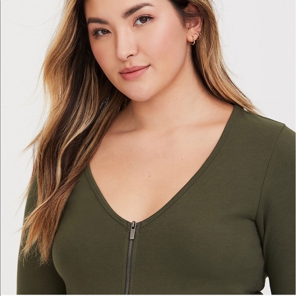 NWT Torrid Front ZIP Foxy Top 4X 🚫price Firm🚫 - Picture 3 of 6
